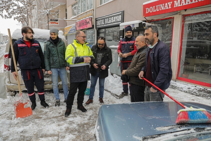 Başkan karla mücadele ekiplerini ziyaret etti, o vatandaşlara teşekkür etti
