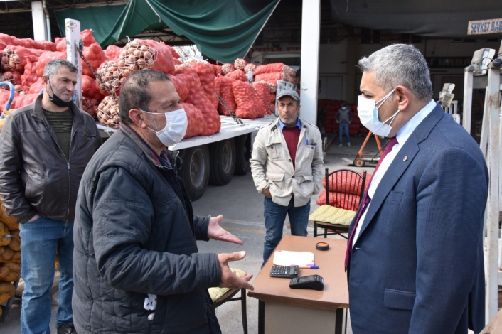 Başkan Sadıkoğlu sebze meyve komisyoncularının sorunlarını dinledi
