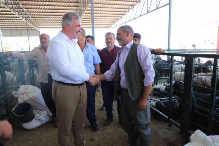 Başkan Turanlı hayvan pazarını ziyaret etti

