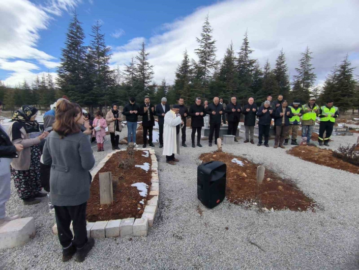 Başkan Zelyurt, Doğanşehirde depremde hayatını kaybedenlerin mezarlarını ziyaret etti
