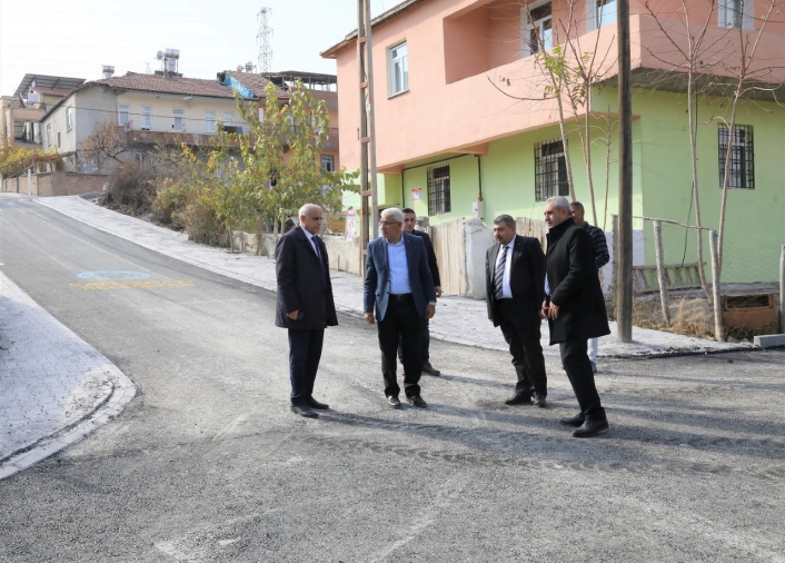 Battalgazi Belediyesi asfaltsız yol bırakmama adına kararlı ilerliyor
