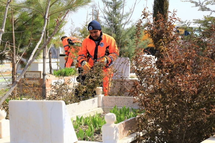 Battalgazi´deki mezarlıklarda ramazan temizliği
