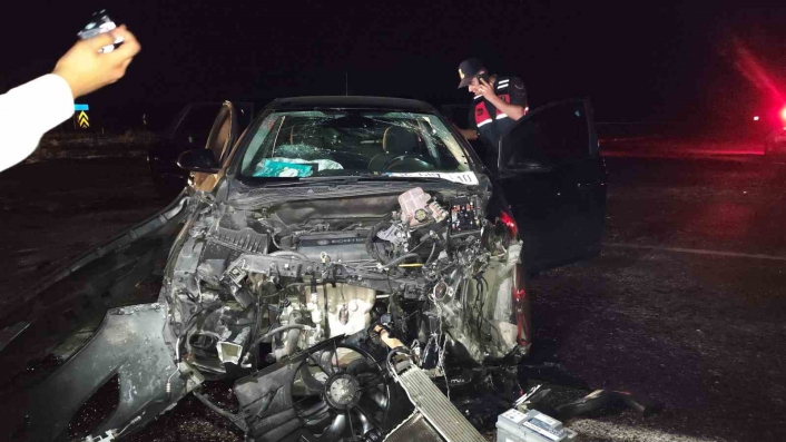 Bayram tatili yolunda kaza: Hurdaya dönen otomobilde 5 kişi yaralandı
