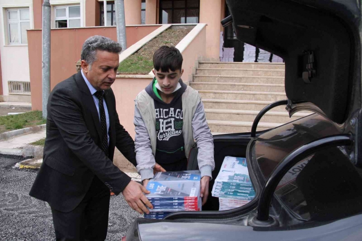 Belediye başkanı öğrenciler için makam aracıyla köy köy gezip kitap dağıtıyor
