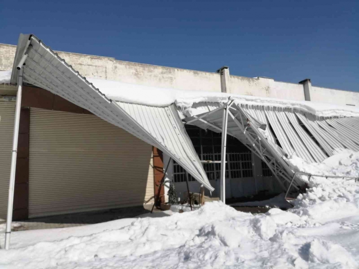 Besni Küçük Sanayi Sitesinde çatılar kara dayanamayıp çöktü

