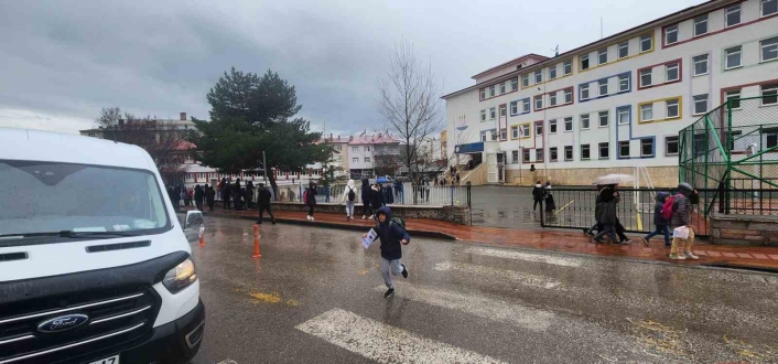 Bingöl merkezli deprem Elazığ´da da hissedildi, öğrenciler tahliye edildi
