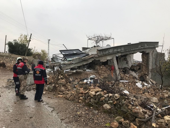 Bomba gibi patlayan mutfak tüpü evi yıktı: 2 yaralı

