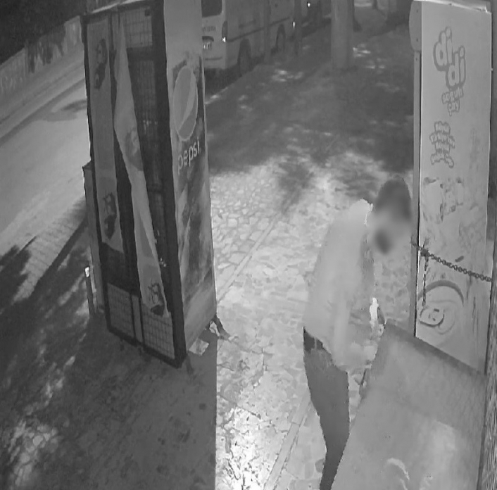 Büfeye dadanan dondurma hırsızı kameralara yakalandı

