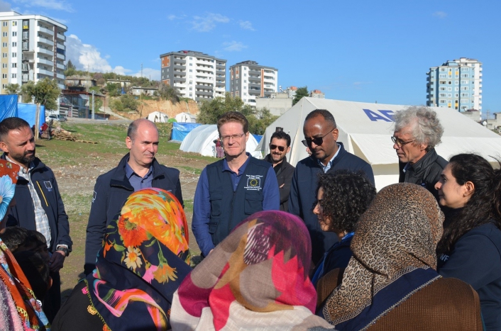 Büyükelçi Landrut Kahramanmaraş´ta çadırda yaşayan vatandaşları ziyaret etti
