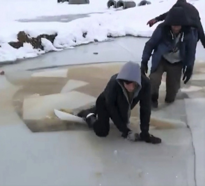 Buzda oyun oynayan çocuklar suya düştü
