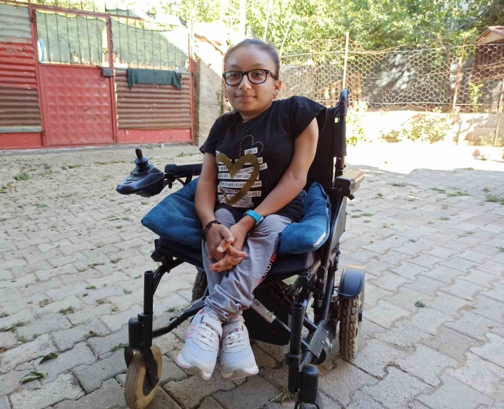 Cam kemik hastası İkra, 19 yaşında yürümeye başladı
