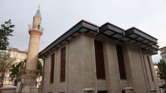 Cami 5 kez yıkıldı, minaresi 4 asırdır ayakta
