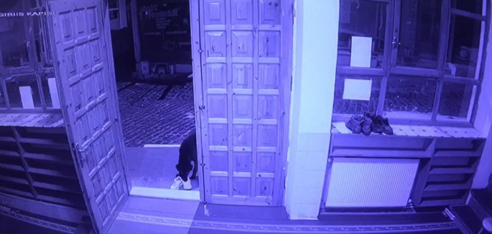 Cami cemaatinin ayakkabısını çalan sevimli hırsız kameraya yakalandı
