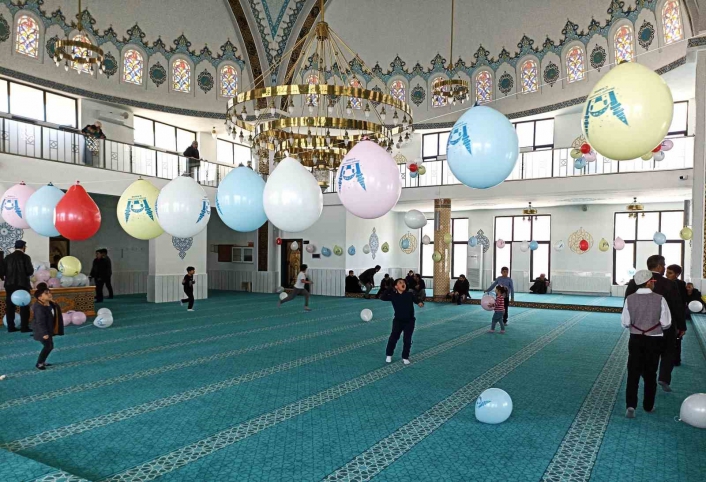 Cami, çocuklar için balonlarla süslendi
