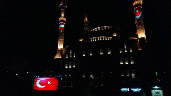 Camiye yansıtılan ışıklı bayrak ile Azerbaycan´a destek
