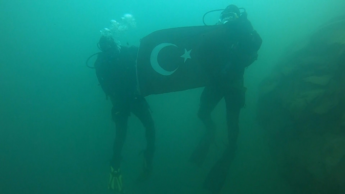 Çanakkale şehitleri anısına 30 metre derinlikte Türk bayrağı açtılar
