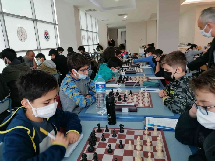 Çocuklar satranç turnuvasında ter döktü

