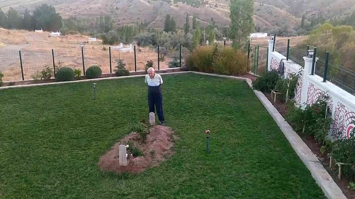 Çok sevdiği eşinin mezarını adeta bahçeye çevirdi
