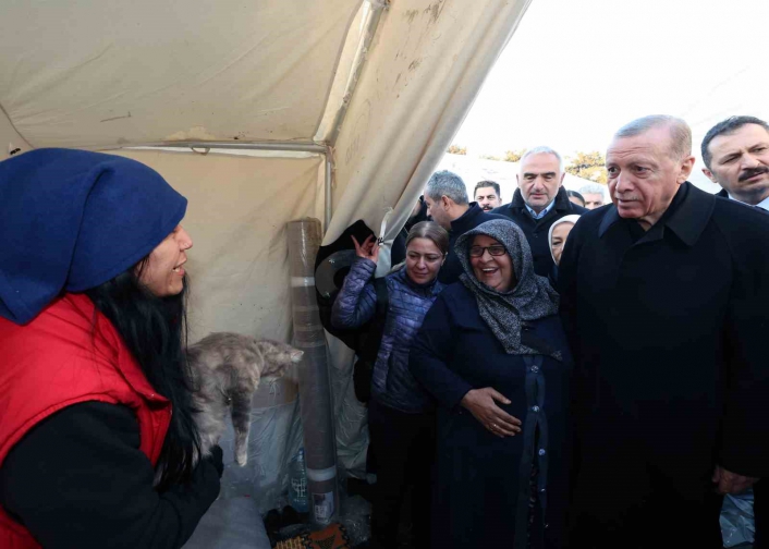 Cumhurbaşkanı Erdoğan, Malatya´da çadır kenti ve depremzedeleri ziyaret etti
