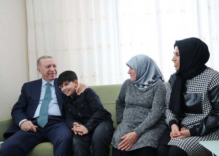 Cumhurbaşkanı Erdoğandan depremzede aileye ziyaret
