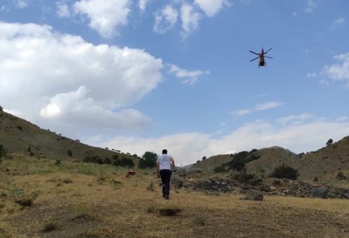 Dağda rahatsızlanan çobanın imdadına ambulans helikopter yetişti
