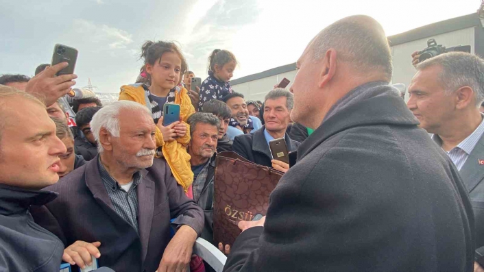 Deprem bölgesindeki çocuk bağışladığı kumbarasını Bakan Soylu´ya teslim etti

