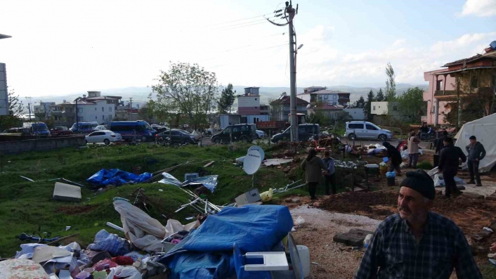 Deprem bölgesini fırtına vurdu: 1 ölü, 48 yaraldı

