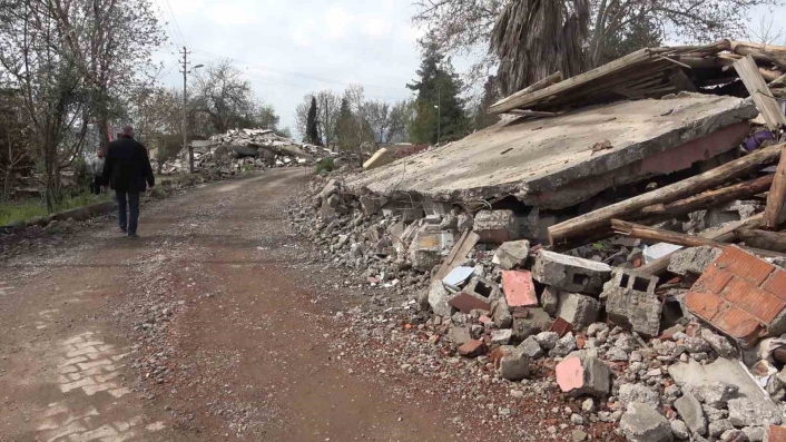 Deprem mahalleyi yıktı geçti, 20 evden sadece 4´ü ayakta kaldı: 18 kişi can verdi
