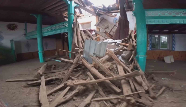 Depremde 1886´da yapılan cami de hasar aldı

