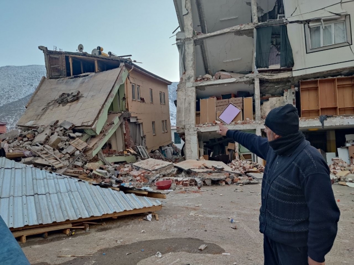 Depremde 3 evi ve 1 dükkanı yıkılan Güzelöz: 