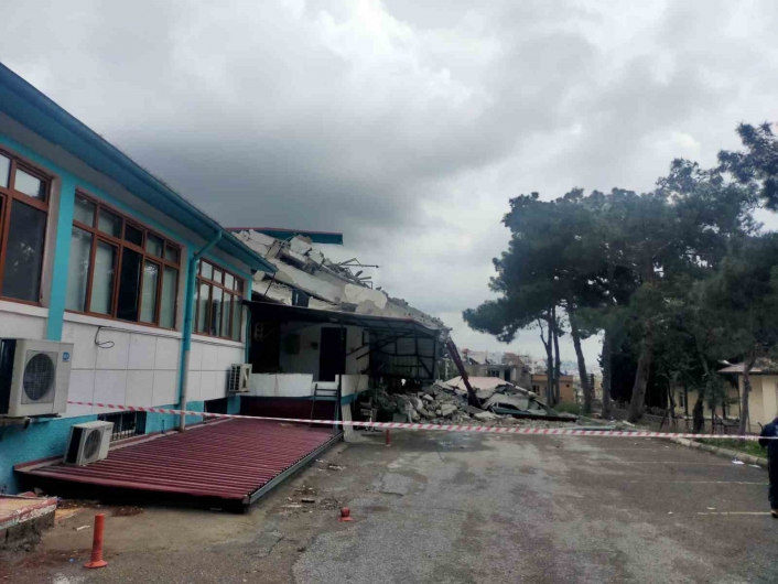 Depremde hasar alan Halk Sağlığı Birimine ait 4 katlı bina çöktü

