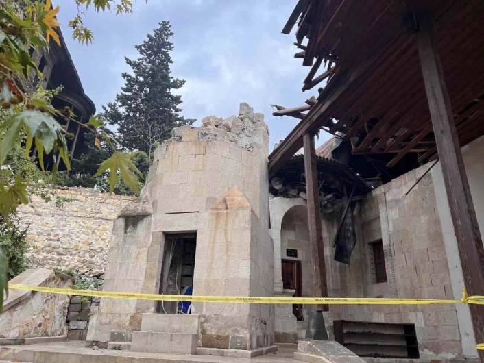 Depremde hasar gören 5 asırlık cami ibadete açılmayı bekliyor
