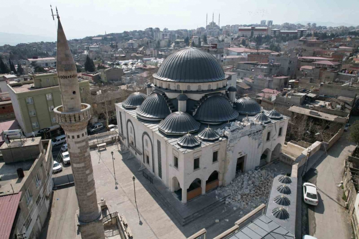 Depremde hasar gören cami minaresi tehlike oluşturuyor
