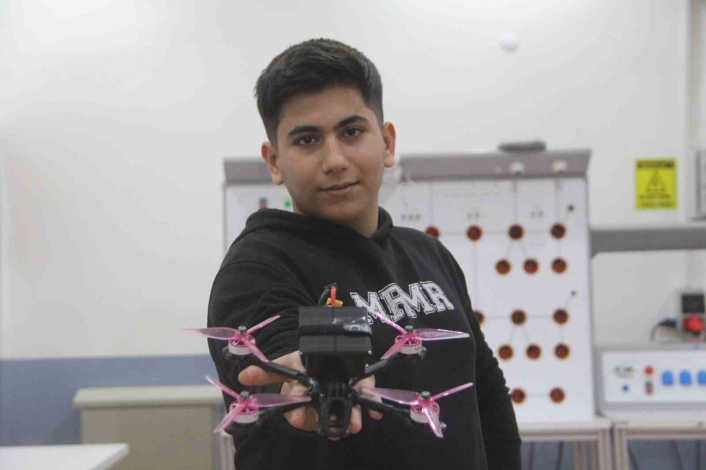 Depremden dolayı yarım kalan hayalini Elazığ´da gerçekleştirdi, güneş enerjili yarış dronu yaptı
