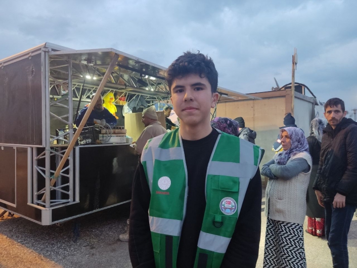 Depremden kurtulan Muhammed, gönüllü olarak depremzedelere yardım ediyor
