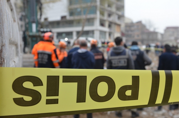 Depremin 49´uncu gününde enkazdan bir kadın cesedi çıkartıldı
