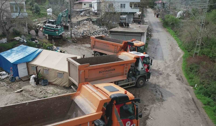 Depremin ardından Büyükşehir ekipleri 654 enkaz kaldırıldı
