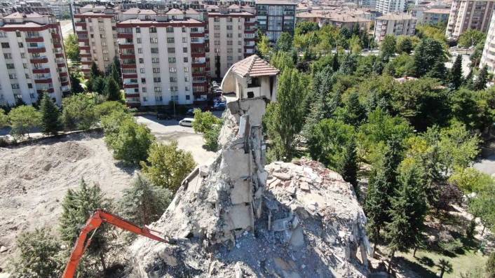 Depremin en dikkat çeken görüntüsü Elazığ´dan: 8 katlı bina yıkıldı, çatısı tek kolon üzerinde kaldı
