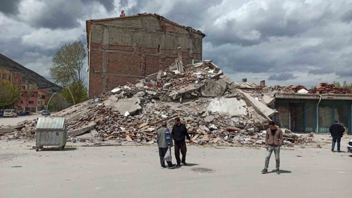 Depremin merkez üssü Elbistan´da ağır hasarlı bina çöktü
