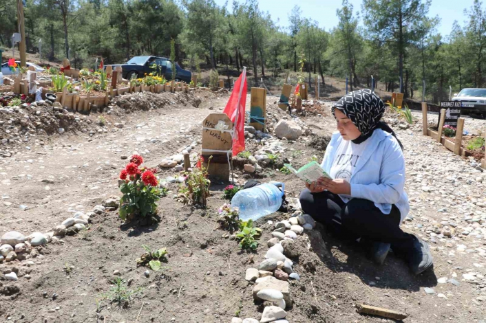 Depremin merkez üssündeki mezarlıkta buruk Anneler Günü
