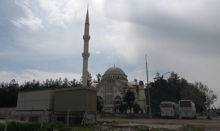 Depremin vurduğu camide dikkat çeken görüntü: Minarelerden biri yıkıldı, diğeri kaldı
