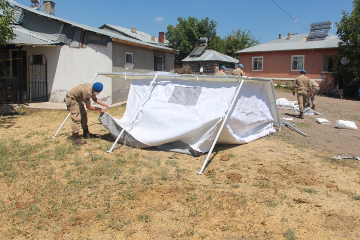Depremin vurduğu köylerde çadırlar kurulmaya başlandı
