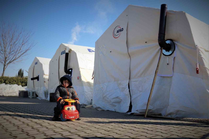 Depremin vurduğu Malatya´da, çocukların çadır kent yaşamı

