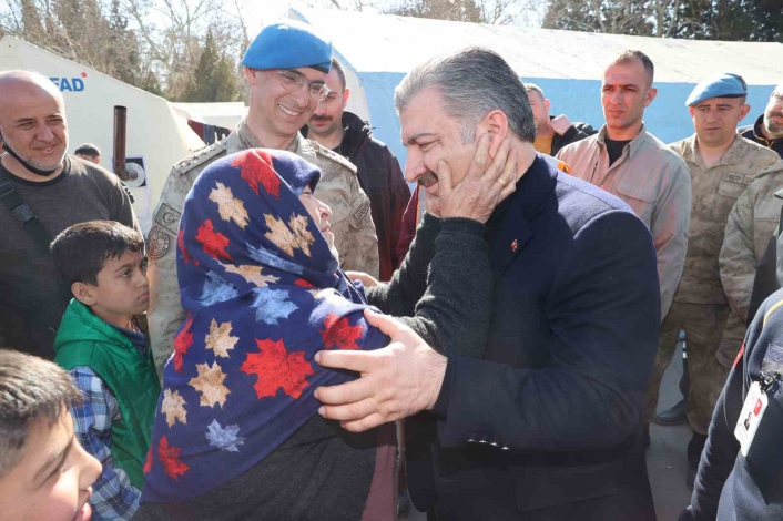 Depremzede yaşlı kadın Bakan Koca´nın boynuna sarılıp teşekkür etti

