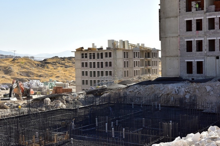 Depremzedeler için yapılan konutların inşaatları yükseliyor
