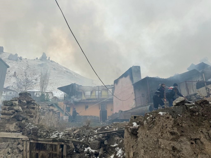 Divriği´de korkutan yangın: 5 ev zarar gördü

