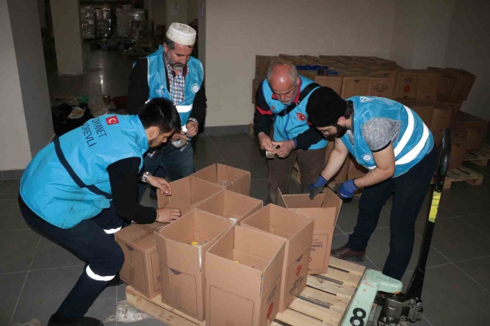 Diyanet Vakfı her gün özenle hazırladığı paketleri depremzedelere ulaştırıyor
