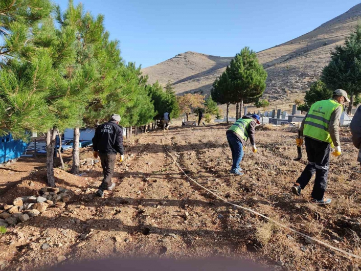 Doğanşehir Belediyesi 39 mahallede mezarlık temizliği yapıyor
