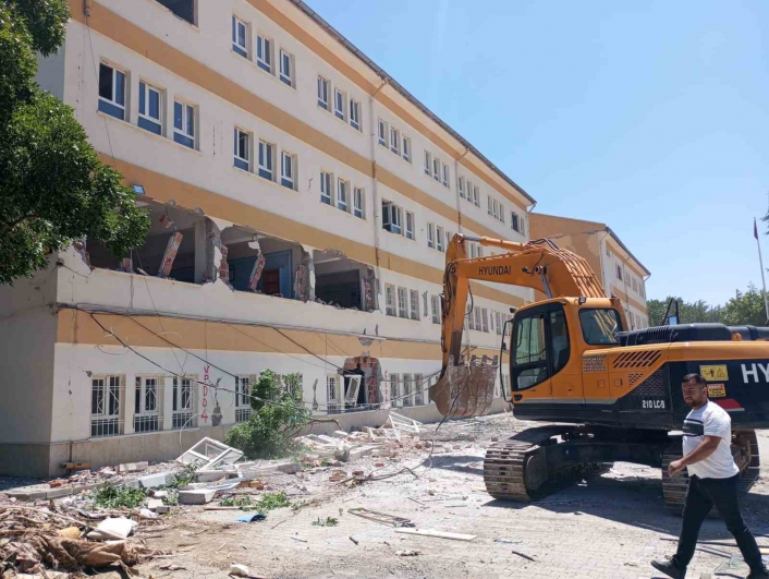 Doğanşehir´de hasarlı kamu binaları yıkılıyor

