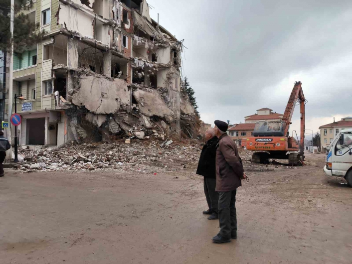 Doğanşehirde ağır hasarlı binaların yıkımında sona yaklaşıldı
